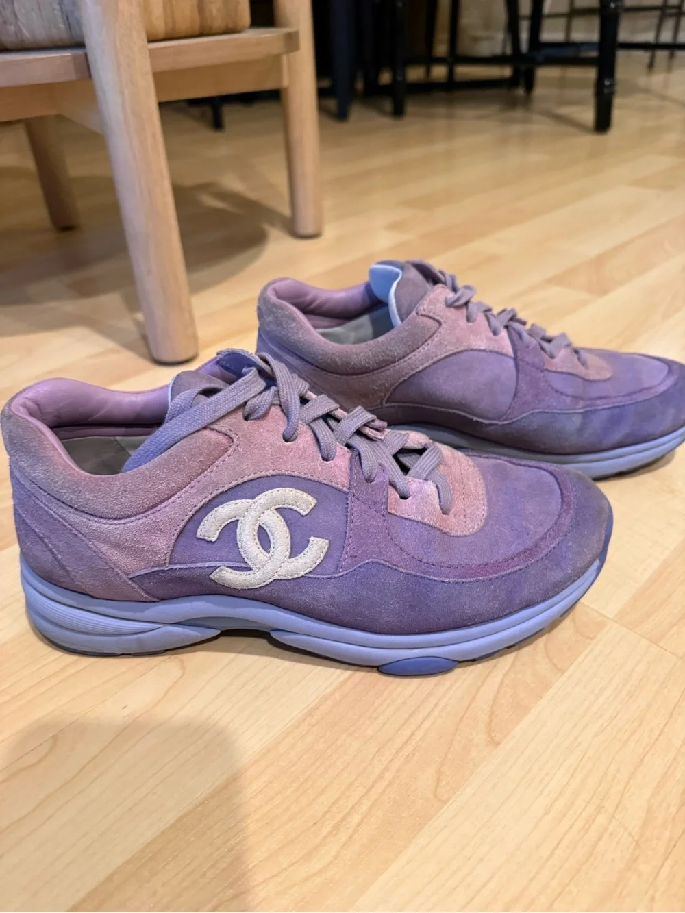CHANEL Lavender Suede Low-Top Sneakers calf skin inner . 2019 Karl Lagerfeld